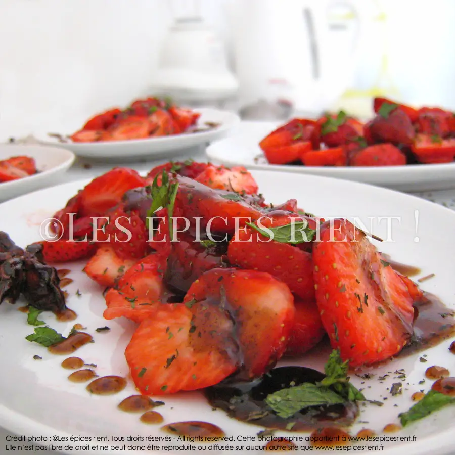 Assiettes de fraises au caramel balsamique et poivre de Sichuan