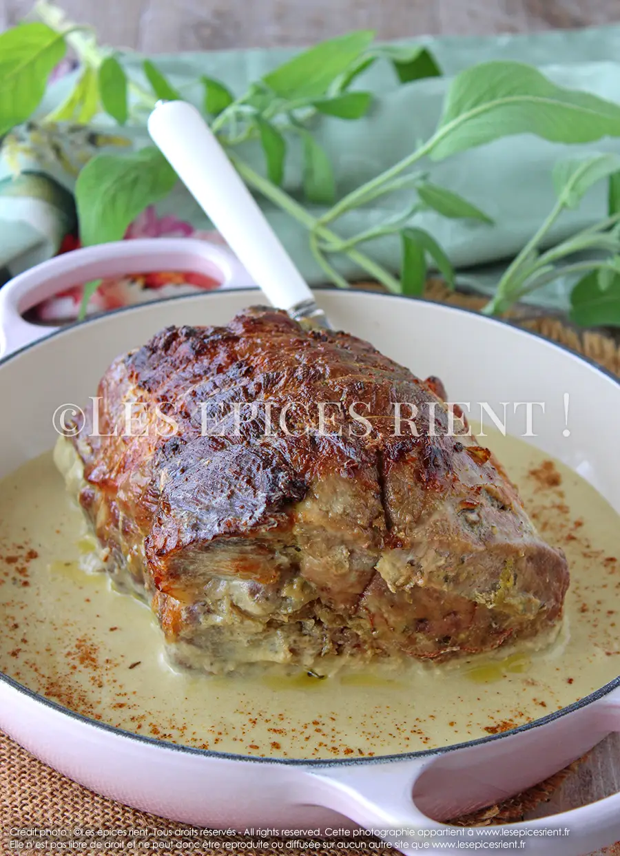 Rôti de porc mijoté au lait, farci, sauce moutardée : après cuisson et avant la découpe