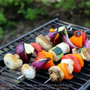 Brochettes de légumes à la feta au barbecue : Recette de Brochettes de  légumes à la feta au barbecue