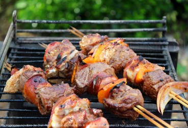 Brochettes De Bœuf, Saucisse Et Lard Fumé Grillées Au Barbecue | Les ...