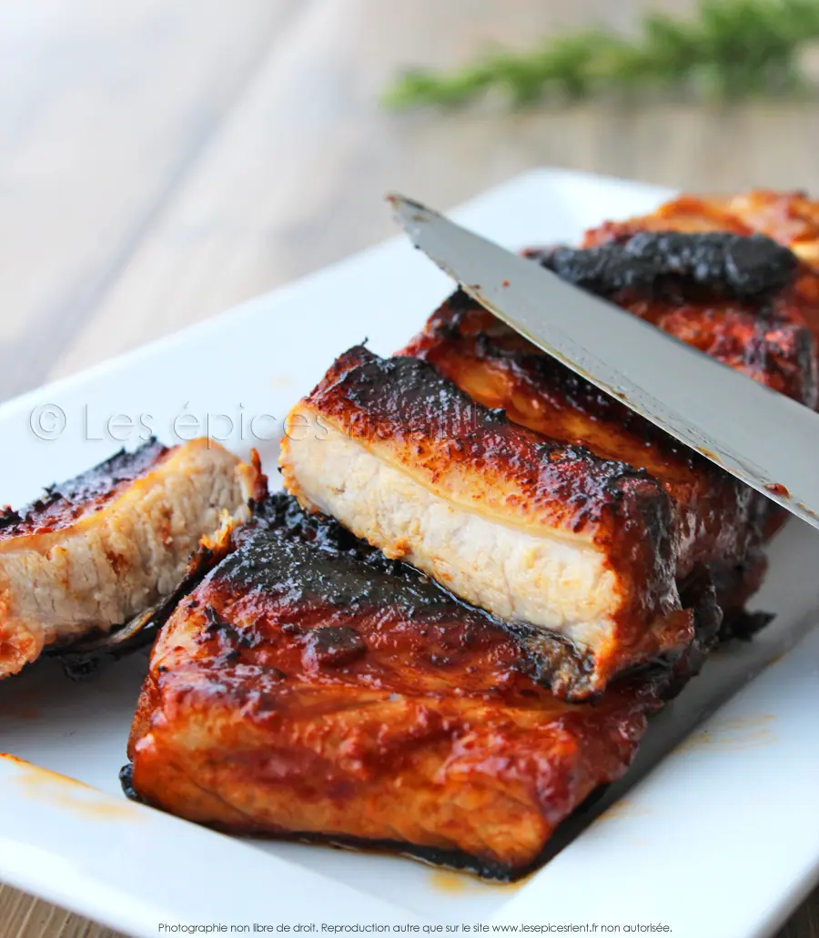 Réussir la cuisson au barbecue des travers de porc marinés