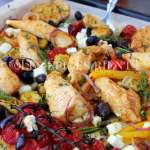 Petits morceaux de poulet dorés au four, légumes d'été grillés, olives, câpres et feta