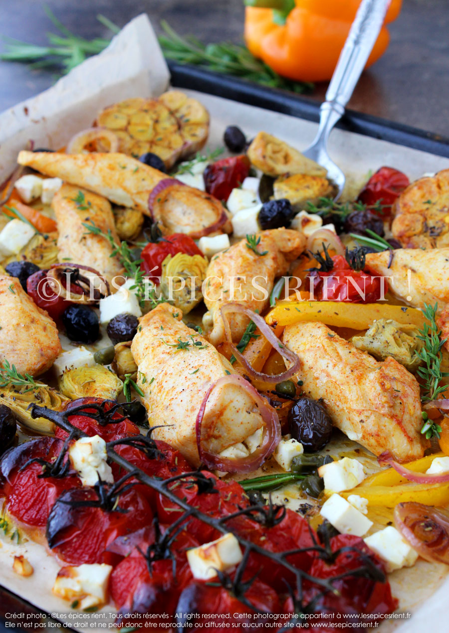 Petits morceaux de poulet dorés au four, légumes d'été grillés, olives, câpres et feta