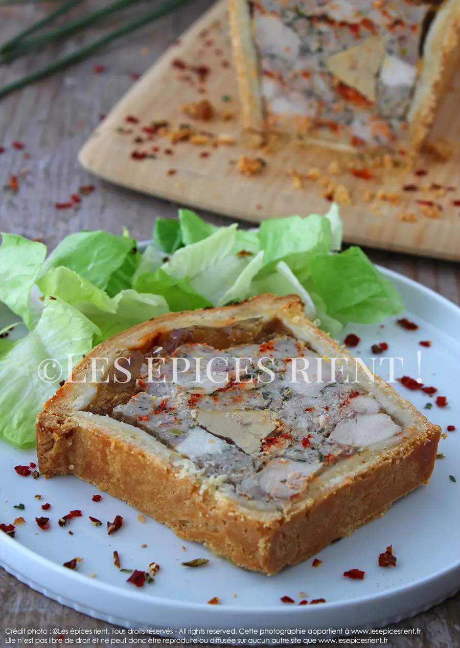 Pâté-croûte au lapin, foie gras en morceaux et piment d'Espelette