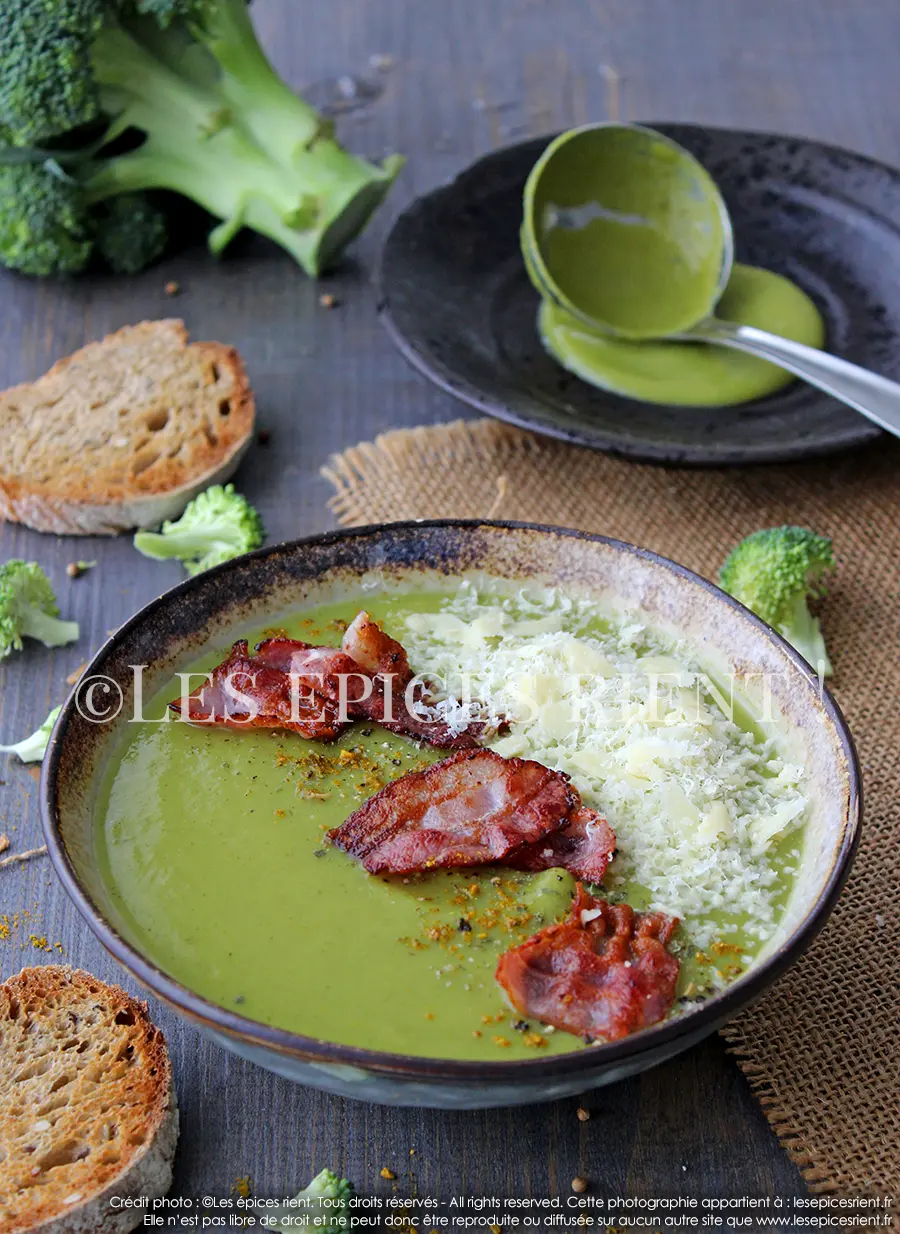 Velouté de brocolis au cheddar et lard croustillant