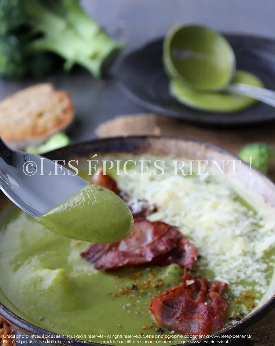 Velouté de brocolis au cheddar et lard croustillant